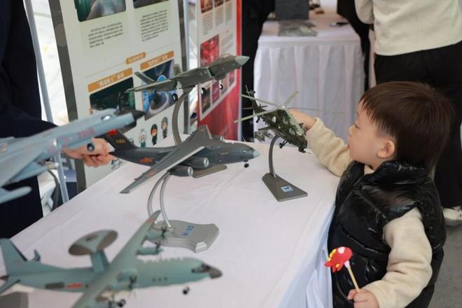 开元ky棋牌“飞行棋”里种下爱国种子！这